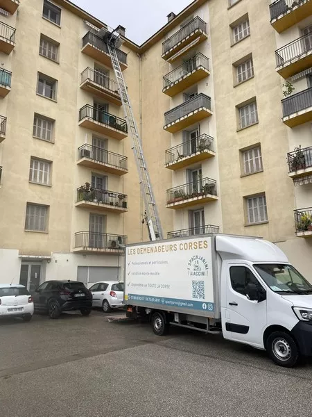 Louer un camion monte meuble avec chauffeur expérimenté pour un déménagement d'entreprise, Ajaccio, I Spachjarini Aiaccini
